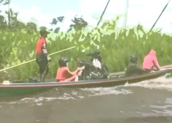 Jasa Perahu Kelotok Laris Usai Jembatan Penghubung Antar Desa Ambruk