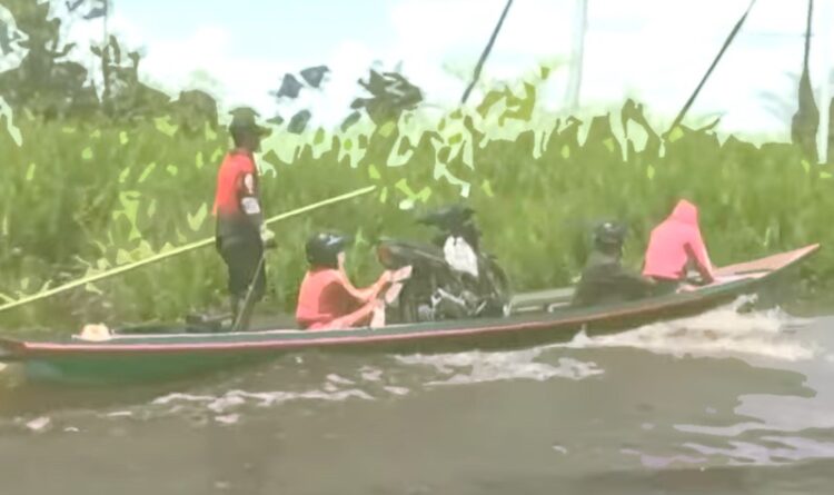 Jasa Perahu Kelotok Laris Usai Jembatan Penghubung Antar Desa Ambruk