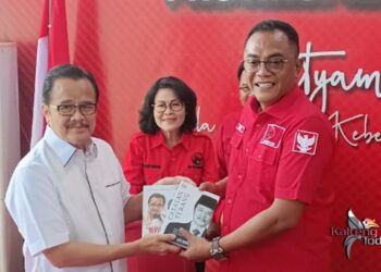 Teras Narang Serahkan Buku Hasil Tulisan Pribadi ke Kader PDI Perjuangan Kalteng