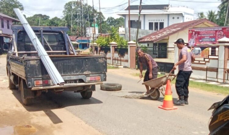 Tak Mau Warga Celaka Karena Jalan Berlubang, Anggota Polsek Dusteng Lakukan Aksi Penambalan