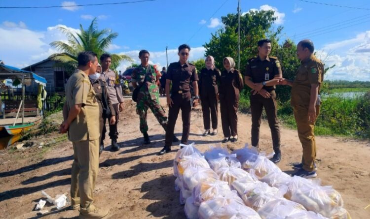 Polsek Sebangau Amankan Operasi Pasar di Kantor Kelurahan Bereng Bengkel