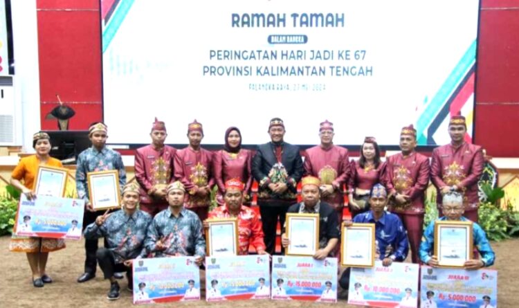 Sugianto Sabran Serahkan Piagam Penghargaan dan Hadiah Lomba TTG