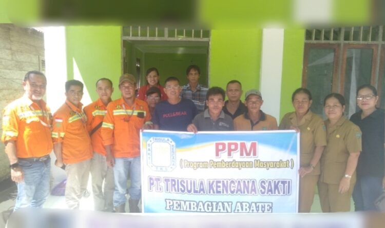 Laksanakan Program Pemberdayaan Masyarakat (PPM), PT TKS Bagikan Obat Abate di Desa Kalamus