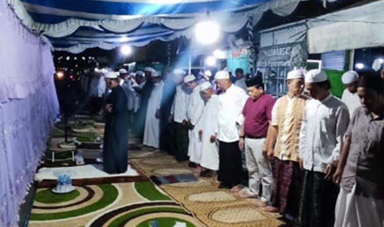 Pj Bupati Erlin Hardi Ikut Sholat Hajatan Warga Jalan Soedirman Rt 16 Selat Hilir