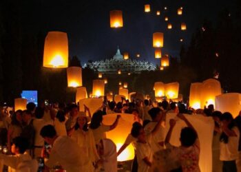 Rayakan Waisak, Sekitar 2.568 Lampion Terbang di Langit Borobudur