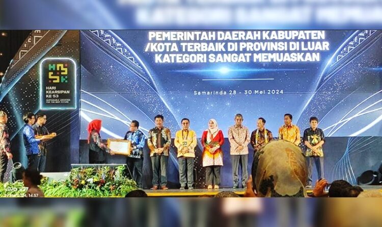 Pj Bupati Kapuas Terima Anugerah Penghargaan Kearsipan Terbaik se- Kalteng