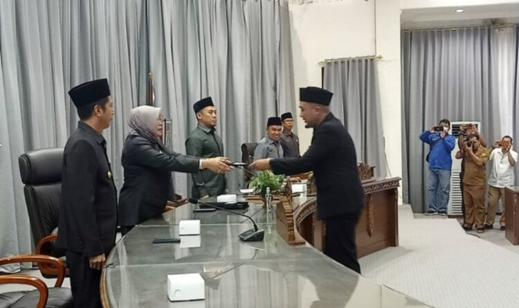 Fraksi Partai Gerindra Sampaikan Lima Saran terhadap Raperda Pengelolaan Sampah