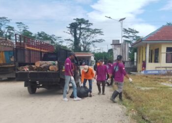 Bersama KSOP, DLH Pulang Pisau Gelar Aksi Kebersihan di Pelabuhan Sei Tunggul