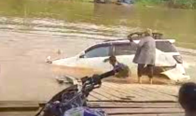 Diduga Rem Blong, Mobil Fortuner Tercebur Ke Sungai