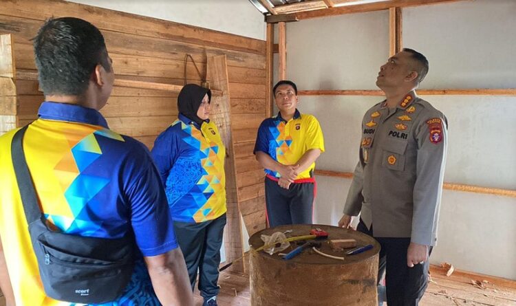 Kapolresta Palangka Raya Cek Pelaksanaan Bedah Rumah di Kelurahan Langkai