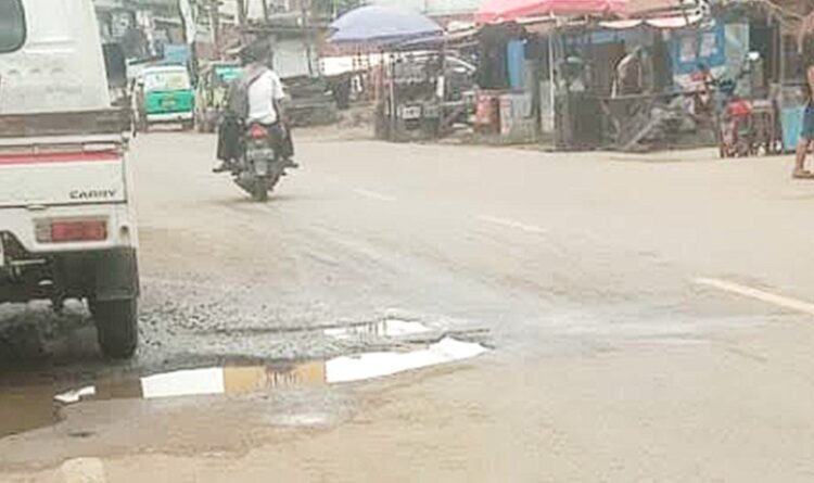 Waspada! Jalan Berlubang di Ampah Rawan Kecelakaan