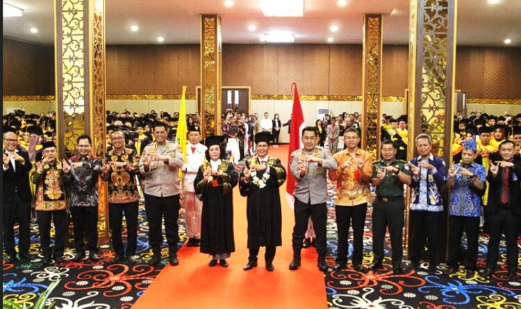 Plh Sahli Bidang Pemerintahan, Hukum dan Politik Pemprov Kalteng Hadiri Wisuda UT Palangka Raya