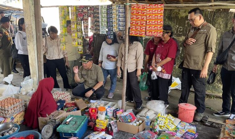 Pantau Harga, Pj Bupati Barsel Melaksanakan Sidak di Pasar Tabak Kanilan