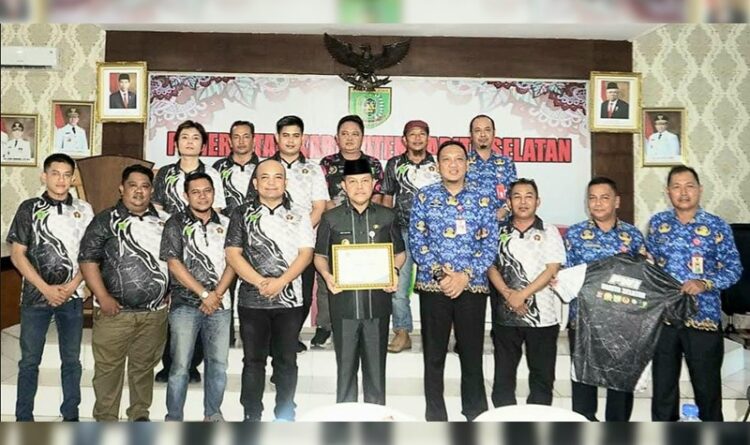 Pj Bupati Barsel Terima Penghargaan dari Ketua Umum PWI Pusat