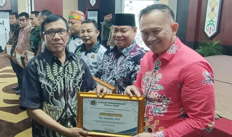 Sekda Kapuas Menerima Penghargaan Dari PWI Pusat