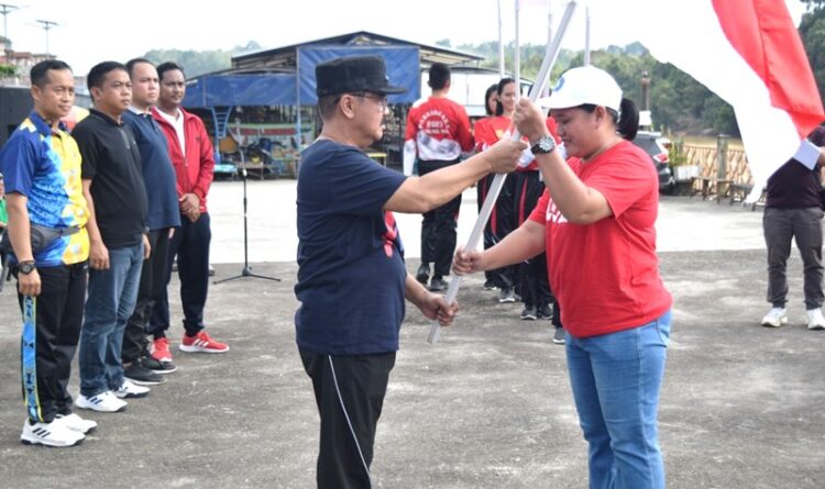 Pj Bupati Pimpin Gerakan Pembagian Bendera Merah Putih