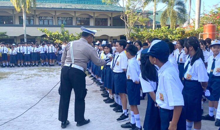 SMP Katolik Santo Paulus Dapat Kunjungan Dari Personel Satlantas Polresta Palangka Raya