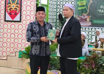 Wakil Ketua II DPRD Mura Sumbangkan Puluhan Al Quran