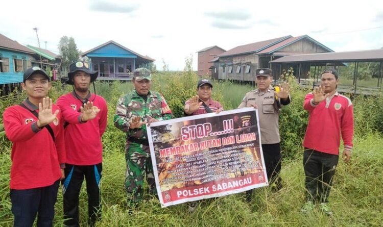 Bentangkan Spanduk di Kameloh Baru, Polsek Sabangau Ajak Masyarakat Cegah Karhutla