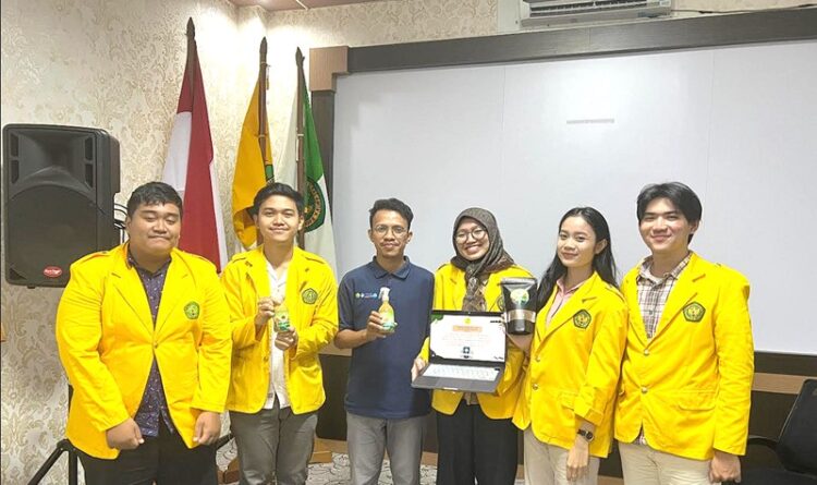 Manfaatkan Kulit Jeruk Pontianak Untuk Pestisida, Mahasiswa Kedokteran UPR Raih Medali Emas di Lomba KTI Jakarta International Science Fair 2024