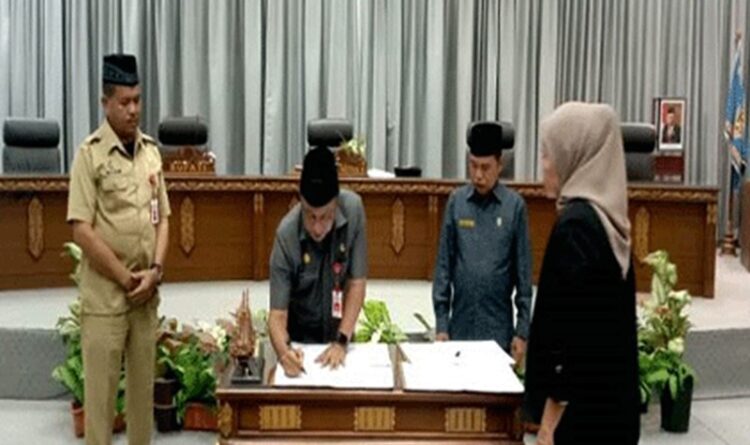 Dewan Gelar Paripurna II Penandatanganan Nota Kesepakatan Rancangan KUA PPAS 2025