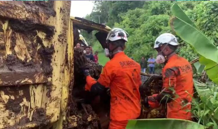 Kecelakaan Tunggal di Jalan Trans Kalimantan, Sopir Truk Angkut Batu Tewas Terjebak Lumpur
