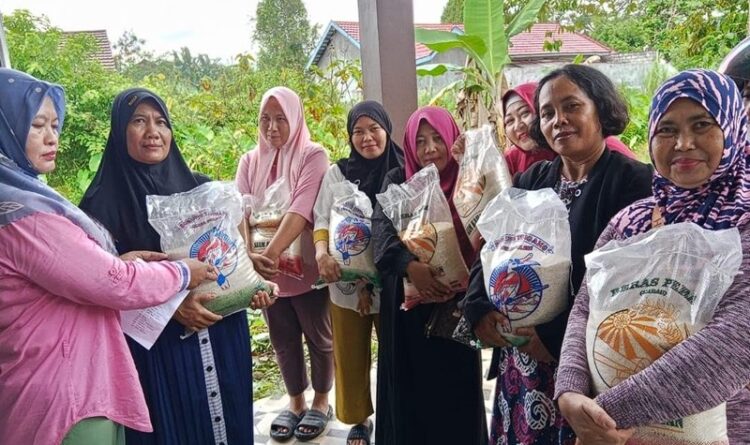 Kader TPK di Panarung Terima Bantuan Beras Dari Lurah