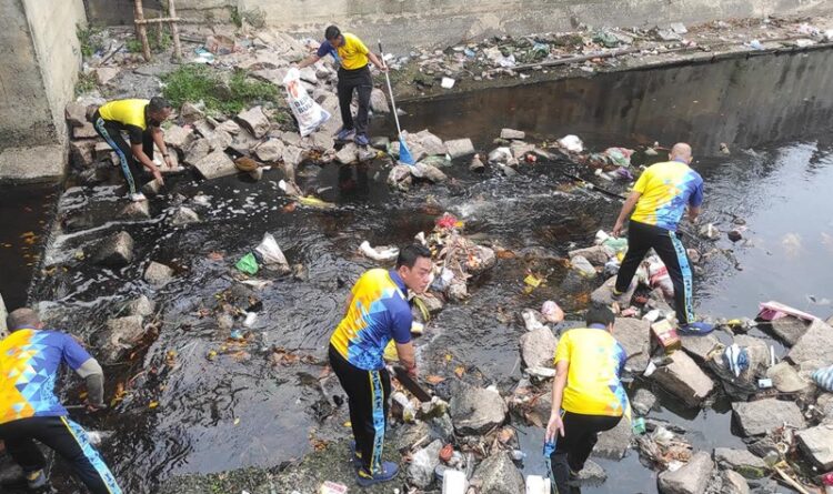 Ditbinmas Polda Kalteng Gelar Kegiatan Bersih-bersih Sungai dan Rumah Ibadah