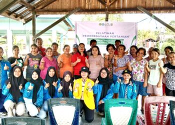 HIMAFI FMIPA UPR Ajak Warga Desa Bukit Rawi Produktif Bertani Sayur Di Lahan Pekarangan