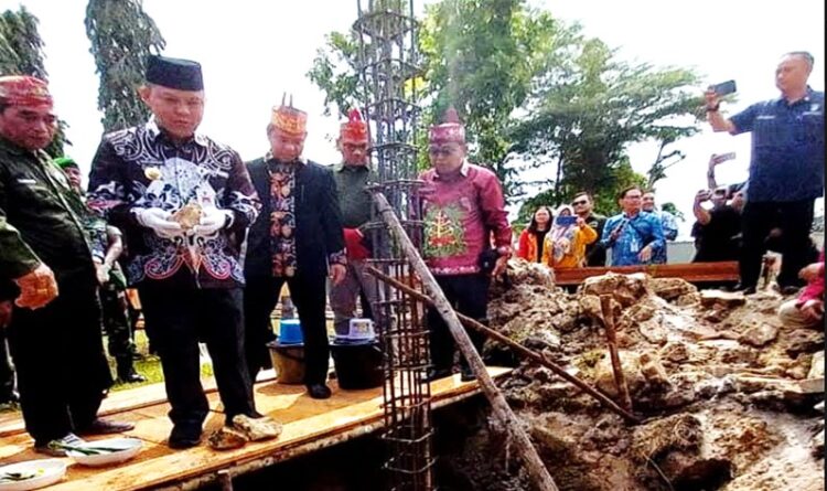 Pj Bupati Barito Selatan Meletakkan Batu Pertama Pembangunan Rumah Betang