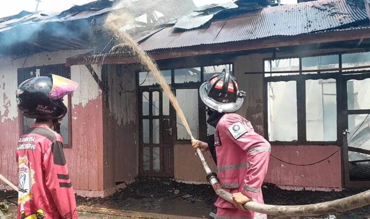 Sebuah Barak Delapan Pintu Hangus Terbakar Akibat Korsleting Listrik