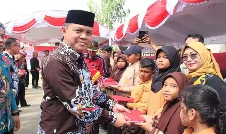 Pj Bupati Barsel Ajak Masyarakat Kibarkan Bendera Merah Putih