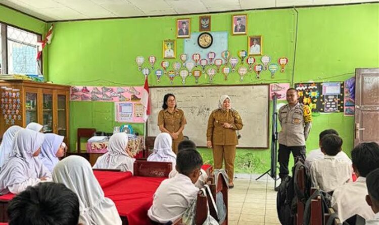 Lurah Panarung dan Bhabinkamtibmas Laksanakan Sosialisasi di SDN 1 Panarung