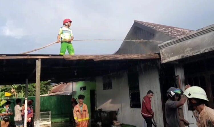 Diduga Korsleting Listrik Satu Rumah Hangus Terbakar