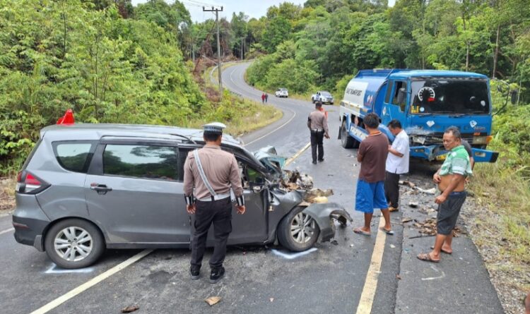 Mobil Adu Kuat dengan Truk Tangki, Satu Orang Tewas