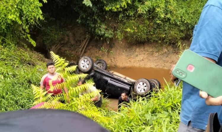 Mobil Toyota Hilux Tiba-tiba Hilang Kendali dan Tercebur Ke Air