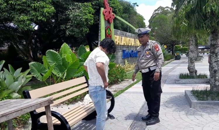 Respon Cepat, Polisi Berikan Baju Untuk Wanita Telanjang Di Taman Bundaran Besar