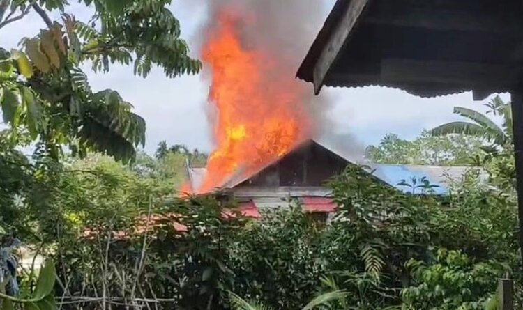 Diduga Korsleting Listrik Rumah Kosong Hangus Terbakar