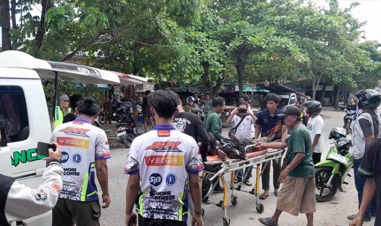 Tiga Pekerja Pemasang Tiang Kabel Optik Wifi Kesetrum
