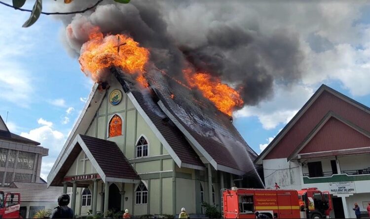 Gereja Maranatha Dan SMP Kristen Palangka Raya Hangus Terbakar