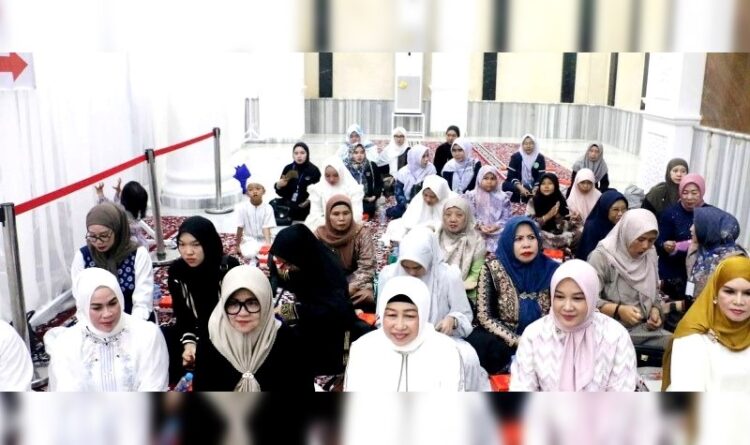 Ketua Sementara DPRD Barut Hadiri Tabligh Akbar Bersama UAS di Masjid H Muhammad Sidik Islamic Center