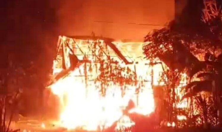Tiga Bulan Ditinggal Pemiliknya Rumah Panggung Hangus Terbakar