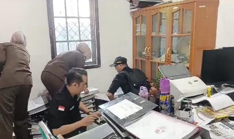 Tim Penyidik Kejati Kalteng Geledah Sekretariat Bawaslu Seruyan