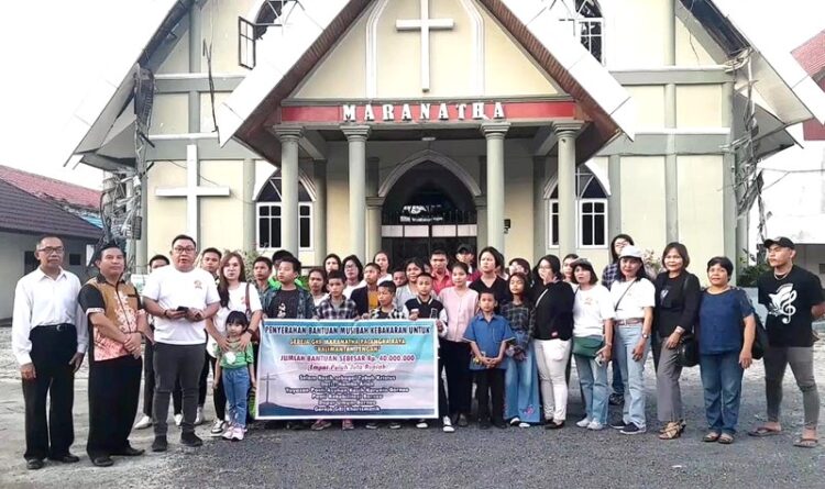 Yayasan Kasih Karunia Borneo Serahkan Bantuan Ke Gereja Maranatha