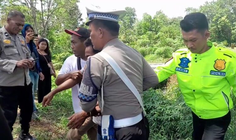 Habis Jemput Anak Sekolah Bapak Dan Anak Diseruduk Mobil