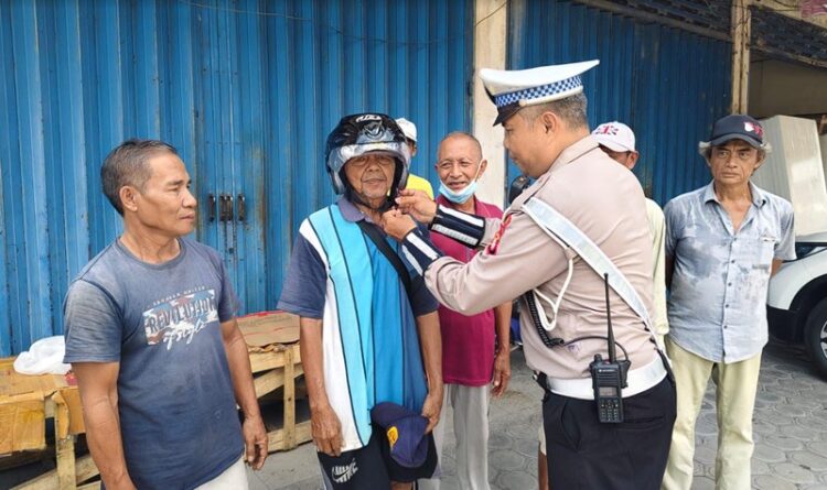 Polresta Palangka Raya Bagikan Helm Gratis kepada Warga