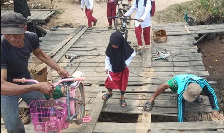 Warga Palampai Gotong Royong Perbaiki Jembatan yang Rusak