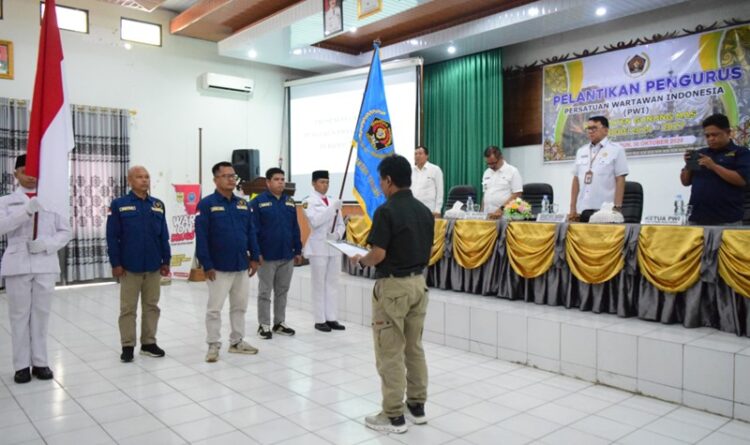 Pj Bupati Hadiri Pelantikan Pengurus PWI Gumas