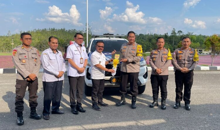 Pj Bupati Serahkan Satu Unit Mobil ke Polres Gumas