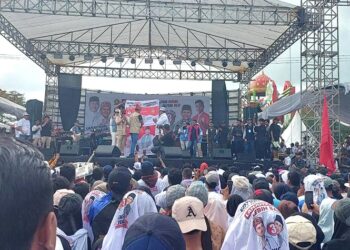 Ribuan Masyarakat Padati Stadion 29 November Sampit Ikuti Kampanye Akbar Paslon Nomor Urut 3